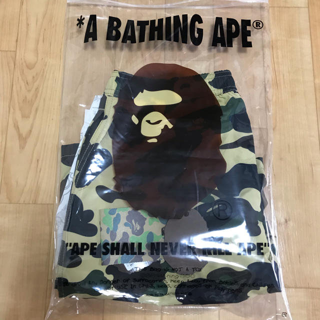 A BATHING APE(アベイシングエイプ)のBAPE 1ST CAMO ショートパンツ M イエローカモ ビーチパンツ メンズのパンツ(ショートパンツ)の商品写真