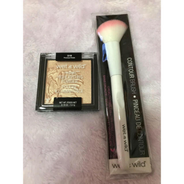 wet n wild Highlighting Powder &ブラシセット♡ コスメ/美容のベースメイク/化粧品(フェイスパウダー)の商品写真