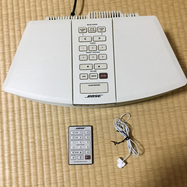 BOSE(ボーズ)のBOSE Wave Radio（AWR1-0W）リモコン付き スマホ/家電/カメラのオーディオ機器(ラジオ)の商品写真