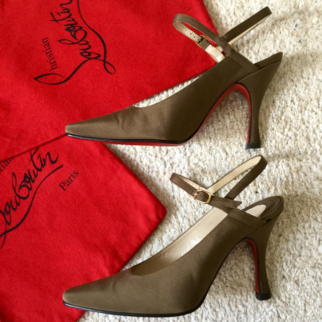 Christian Louboutin(クリスチャンルブタン)の美品!クリスチャンルブタン メリージェーン カーキ系サテン 踵トップ新品 23㎝ レディースの靴/シューズ(ハイヒール/パンプス)の商品写真