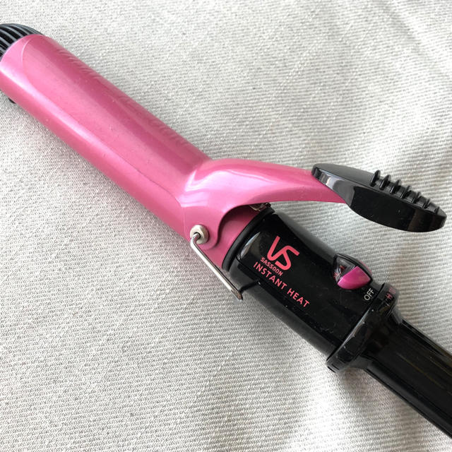 ヴィダル サスーン ヘアアイロン ピンク シリーズ カール 32mm スマホ/家電/カメラの美容/健康(ヘアアイロン)の商品写真