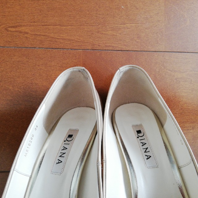 DIANA(ダイアナ)のダイアナ　エナメルベージュパンプス レディースの靴/シューズ(ハイヒール/パンプス)の商品写真