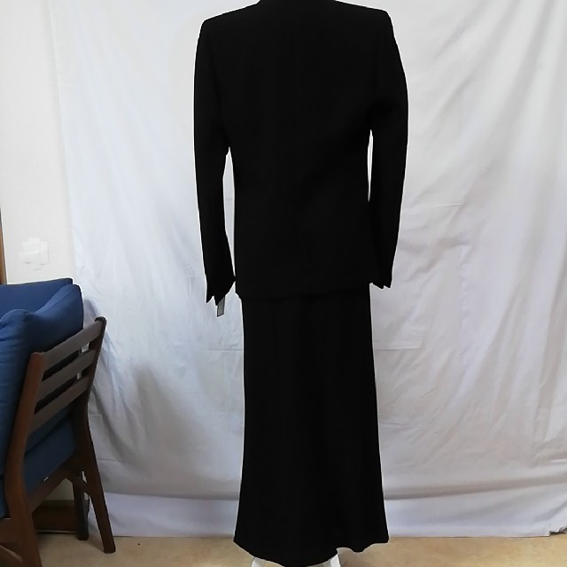 SPECCHIO(スペッチオ)の新品未使用タグ付きスペッチオカッコいいブラックフォーマルスーツ、サイズ４０、L。 レディースのフォーマル/ドレス(礼服/喪服)の商品写真