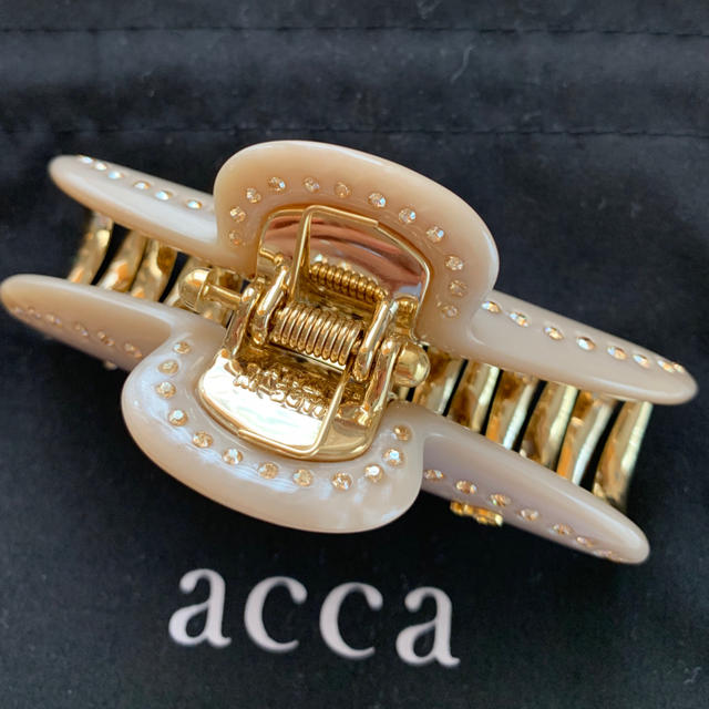 acca - acca♡ティアラクイーン クリップ大 モーヴベージュ ACマーク