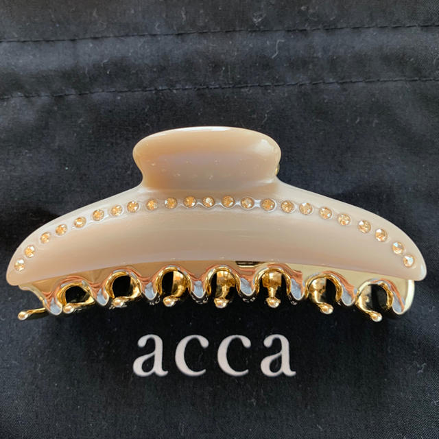 acca - acca♡ティアラクイーン クリップ大 モーヴベージュ ACマーク