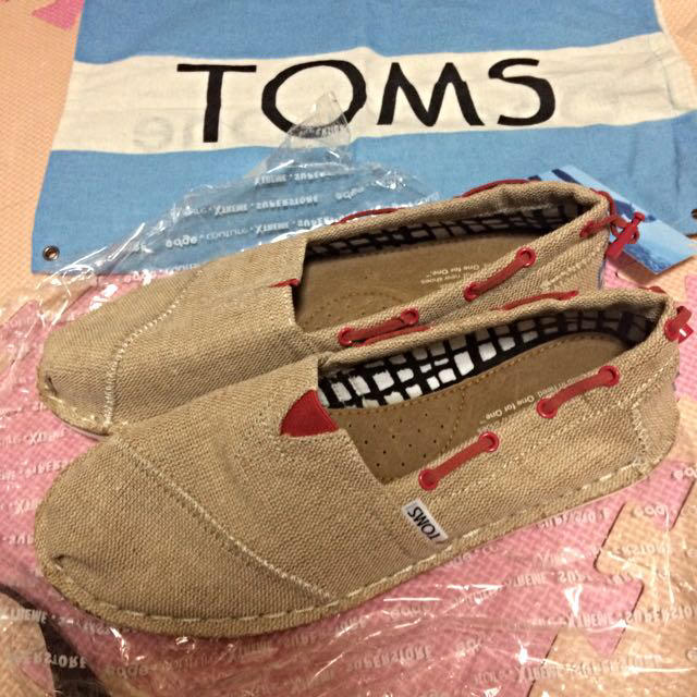 TOMS(トムズ)の新品 送料込 w7.5 レディースの靴/シューズ(スニーカー)の商品写真