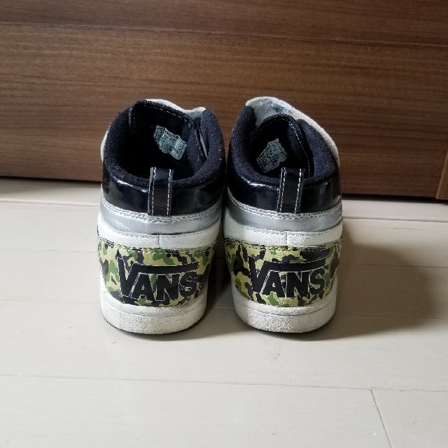 VANS(ヴァンズ)のVANS◆ヴァンズカモフラ×白×黒ラインハイカットスニーカー22㎝ キッズ/ベビー/マタニティのキッズ靴/シューズ(15cm~)(スニーカー)の商品写真