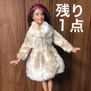 バービー(Barbie)のバービー人形サイズ ベージュのコート リカちゃん ジェニー ブライス 洋服靴(キャラクターグッズ)