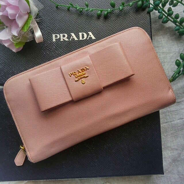 PRADA(プラダ)のPRADA リボン　ラウンドファスナー　ライトピンク レディースのファッション小物(財布)の商品写真