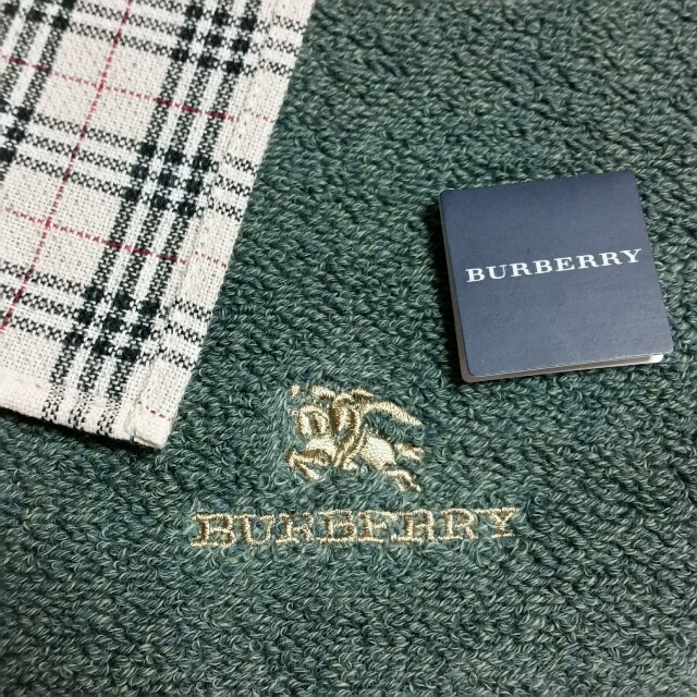 BURBERRY(バーバリー)のバ―バリ―のハンカチとタオルハンカチ メンズのファッション小物(ハンカチ/ポケットチーフ)の商品写真
