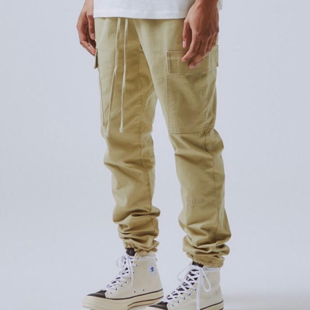 FEAR OF GOD(フィアオブゴッド)のFOG essentials cargo pants Mサイズ メンズのパンツ(ワークパンツ/カーゴパンツ)の商品写真