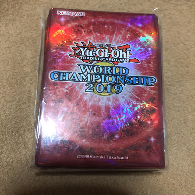 遊戯王 公式 スリーブ wcs 2019 赤 新品未開封 100マイ入り | フリマアプリ ラクマ