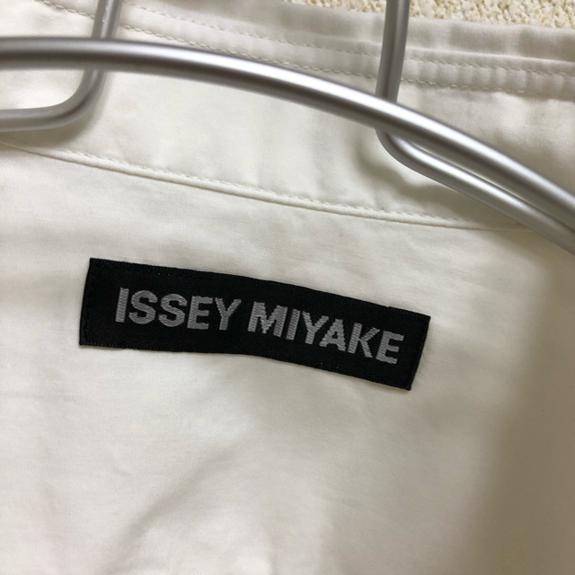 ISSEY MIYAKE(イッセイミヤケ)の美品 タグ付き イッセイミヤケ コットンシャツ ホワイト ３ メンズのトップス(シャツ)の商品写真