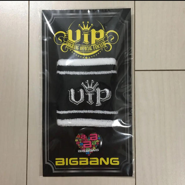 BIGBANG(ビッグバン)の【新品】BIGBANG リストバンド バッチセット エンタメ/ホビーのタレントグッズ(男性タレント)の商品写真