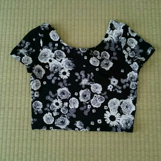 エイチアンドエム(H&M)のH&M 花柄ショート丈トップス(Tシャツ(半袖/袖なし))