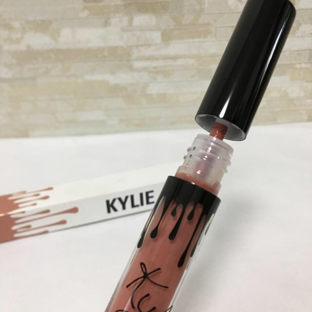 Kylie Cosmetics(カイリーコスメティックス)の新品未使用★kylieリップグロス★Candy K コスメ/美容のベースメイク/化粧品(リップグロス)の商品写真