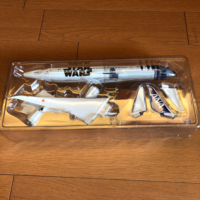 ANA(全日本空輸)(エーエヌエー(ゼンニッポンクウユ))の【まけまけ様専用】ANA STARWARS スターウォーズR2-D2 787-9 エンタメ/ホビーのフィギュア(SF/ファンタジー/ホラー)の商品写真