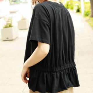 ニコアンド(niko and...)の新品☆niko and… バックペプラムTシャツ☆今季 人気完売商品！ブラック(Tシャツ(半袖/袖なし))