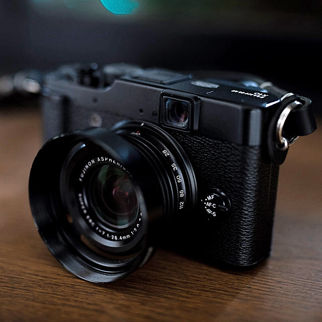 富士フイルム(フジフイルム)のFUJIFILM x10  ・ミラーレス  ・カメラ   スマホ/家電/カメラのカメラ(ミラーレス一眼)の商品写真