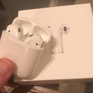 アップル(Apple)のairpods(ヘッドフォン/イヤフォン)