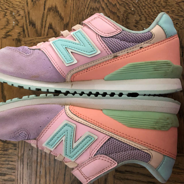 New Balance(ニューバランス)のニューバランススニーカー 21センチ キッズ/ベビー/マタニティのキッズ靴/シューズ(15cm~)(スニーカー)の商品写真