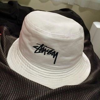 ステューシー(STUSSY)のバケットハット♡ホワイト(ハット)