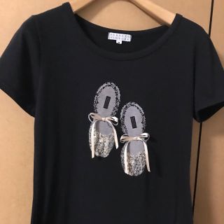 バーニーズニューヨーク(BARNEYS NEW YORK)の美品♪バーニーズニューヨーク リボンとスパンコール付きバレエシューズ黒TシャツM(Tシャツ(半袖/袖なし))