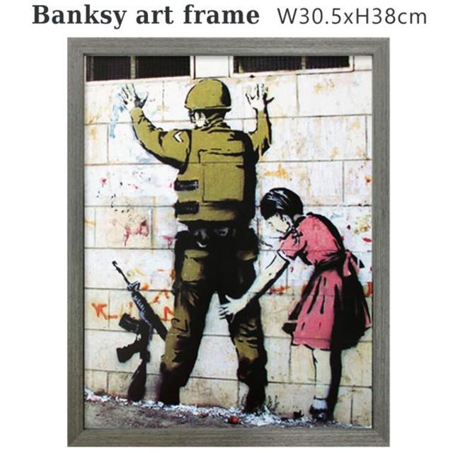 バンクシー アートフレーム (ガールサーチングソルジャー) Banksy 絵画 エンタメ/ホビーの美術品/アンティーク(絵画/タペストリー)の商品写真