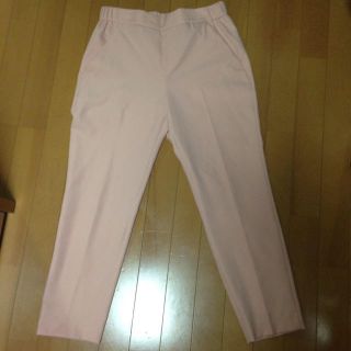 ザラ(ZARA)のピンクタックパンツ(クロップドパンツ)