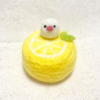 レモンに乗った小さな文鳥さん 羊毛フェルト(ぬいぐるみ)