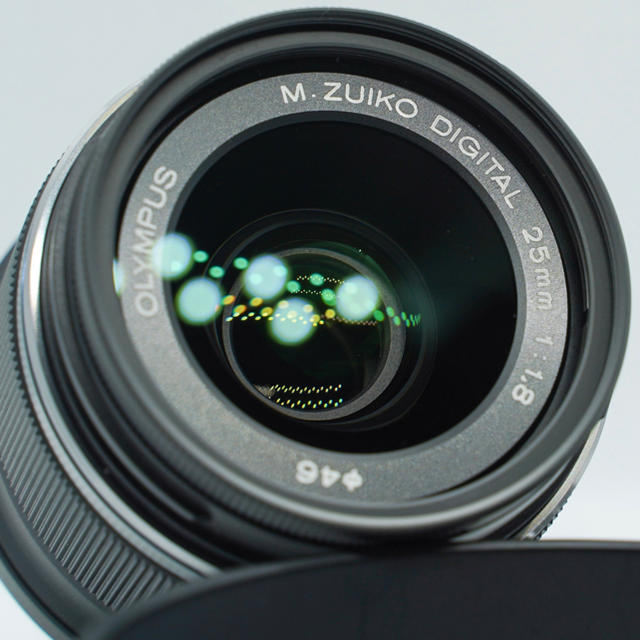 OLYMPUS(オリンパス)の元箱.純正フード.純正フィルター付 OLYMPUS 25mm F1.8 ブラック スマホ/家電/カメラのカメラ(レンズ(単焦点))の商品写真