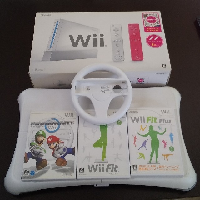 Wii(ウィー)の値下！ Wii すぐ遊べる セット マリオカート Wii FIT ハンドル  エンタメ/ホビーのゲームソフト/ゲーム機本体(家庭用ゲーム機本体)の商品写真