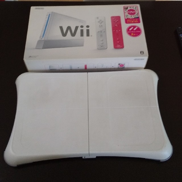 Wii(ウィー)の値下！ Wii すぐ遊べる セット マリオカート Wii FIT ハンドル  エンタメ/ホビーのゲームソフト/ゲーム機本体(家庭用ゲーム機本体)の商品写真