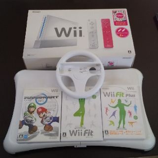 ウィー(Wii)の値下！ Wii すぐ遊べる セット マリオカート Wii FIT ハンドル (家庭用ゲーム機本体)