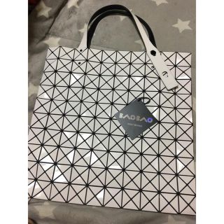 イッセイミヤケ(ISSEY MIYAKE)のＬＥＥ様イッセイミヤケ☆BAOBAO白☆タグ付き(トートバッグ)