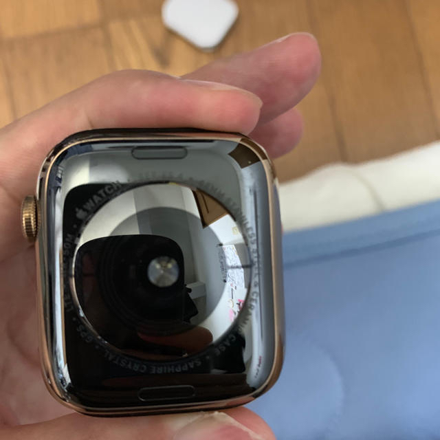 Apple Watch(アップルウォッチ)の美品Apple Watch Series 4 ゴールドステンレス本体のみ  スマホ/家電/カメラのスマートフォン/携帯電話(その他)の商品写真