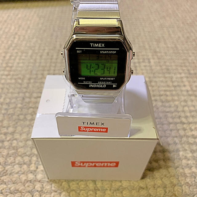 Supreme(シュプリーム)のジョージ様専用 supreme 腕時計 シルバー 19AW メンズの時計(腕時計(デジタル))の商品写真