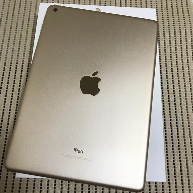 iPad(アイパッド)のiPad（2017 / 第5世代） 32GB. ゴールド Wi-Fi 美品 スマホ/家電/カメラのPC/タブレット(タブレット)の商品写真