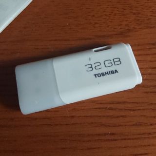 トウシバ(東芝)の東芝USBメモリ 2.0高速転送 32GB 白 ホワイト white(PC周辺機器)