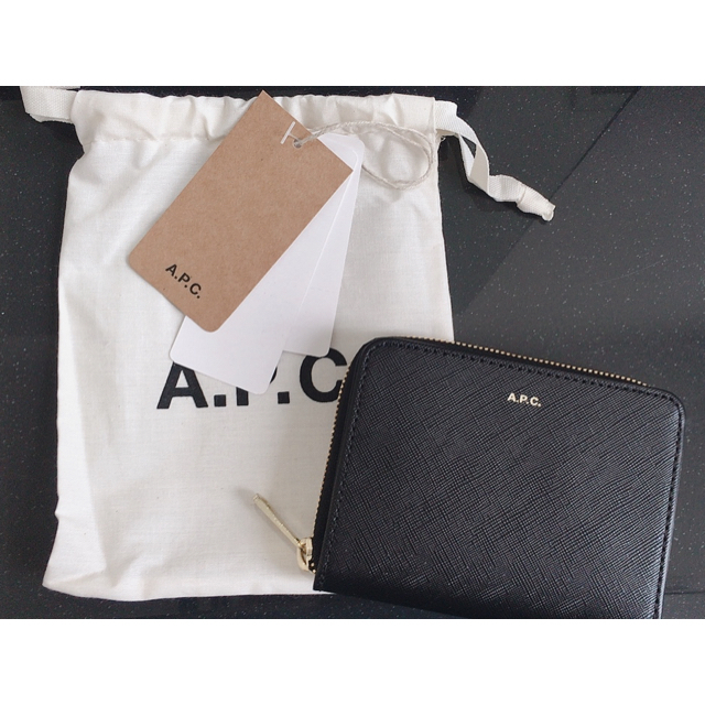 A.P.C - ★新品未使用★即購入ok★A.P.C 二つ折り財布 エンボスの通販 by やまのこ's shop｜アーペーセーならラクマ