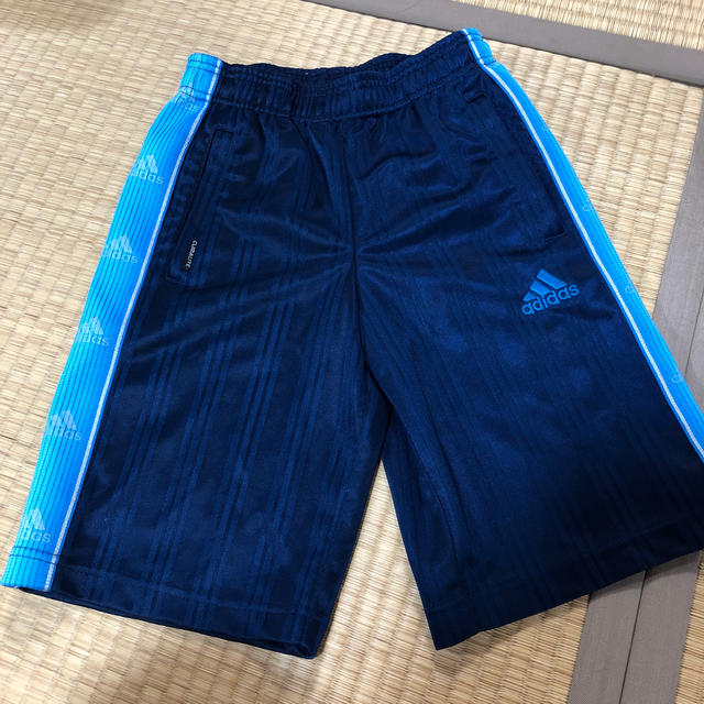 adidas(アディダス)のadidasハーフパンツ キッズ/ベビー/マタニティのキッズ服男の子用(90cm~)(パンツ/スパッツ)の商品写真