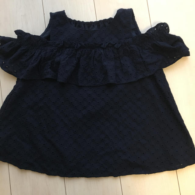 GU(ジーユー)の新品 guオフショルダーブラウス 140 キッズ/ベビー/マタニティのキッズ服女の子用(90cm~)(ブラウス)の商品写真