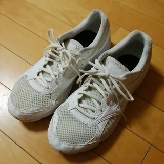 ミズノ(MIZUNO)のミズノ　スニーカー　白　通学靴　26.5(スニーカー)