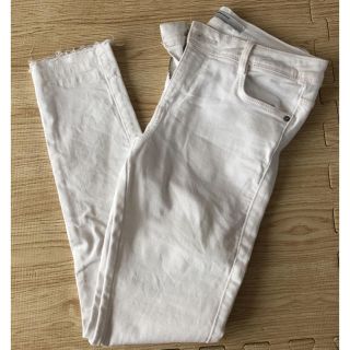 ザラ(ZARA)のZARA ホワイトスキニーパンツ(スキニーパンツ)