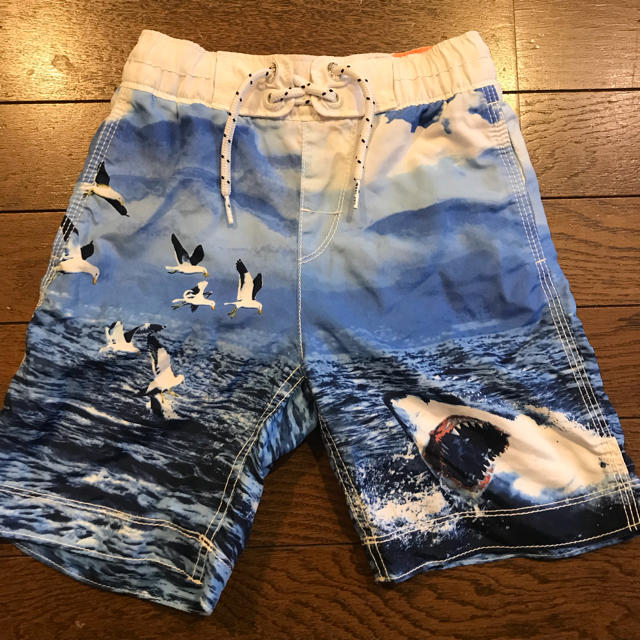 GAP Kids(ギャップキッズ)のGAP kids サメ柄プリント 海水パンツ XS キッズ/ベビー/マタニティのキッズ服男の子用(90cm~)(水着)の商品写真