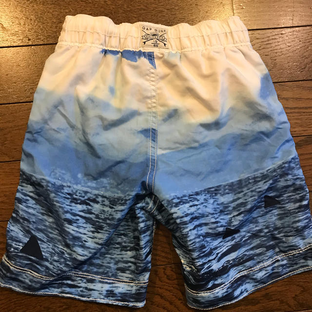 GAP Kids(ギャップキッズ)のGAP kids サメ柄プリント 海水パンツ XS キッズ/ベビー/マタニティのキッズ服男の子用(90cm~)(水着)の商品写真