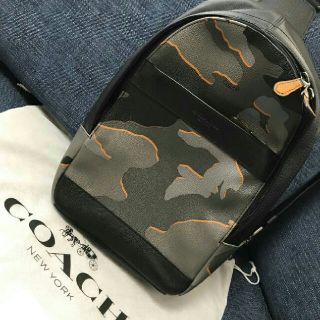 コーチ(COACH)の新品 海外限定 カモフラ映え コーチ ボディバッグ オールレザー 巾着袋付き(ボディーバッグ)