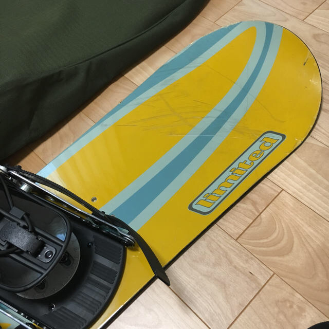 Dakine(ダカイン)のLIMITED スノーボード 140cm バインディング付 DAKINE ケース スポーツ/アウトドアのスノーボード(ボード)の商品写真