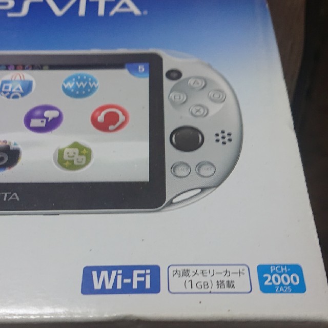 PlayStation Vita(プレイステーションヴィータ)のPlayStation Vita Wi-Fiモデル シルバー エンタメ/ホビーのゲームソフト/ゲーム機本体(携帯用ゲーム機本体)の商品写真
