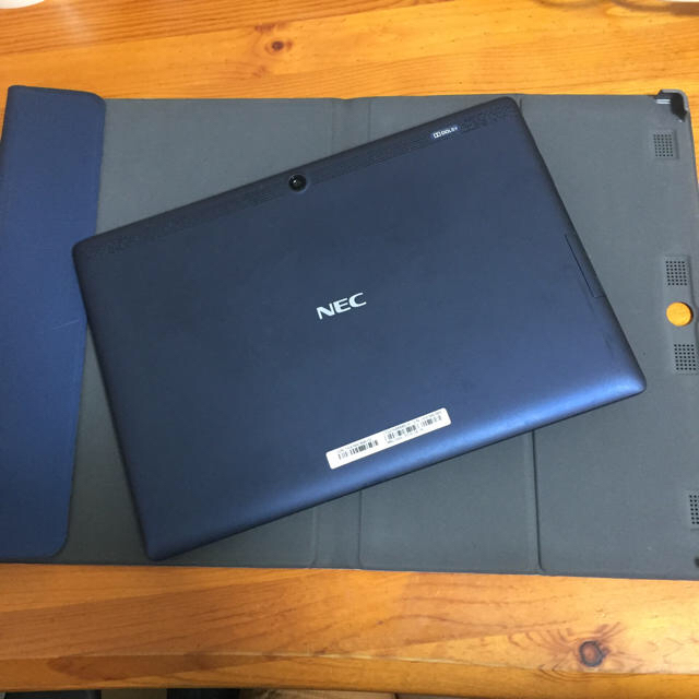 NEC(エヌイーシー)のNEC LAVIE Tab PC-TE510BAL ジャンク 純正カバー付き スマホ/家電/カメラのPC/タブレット(タブレット)の商品写真